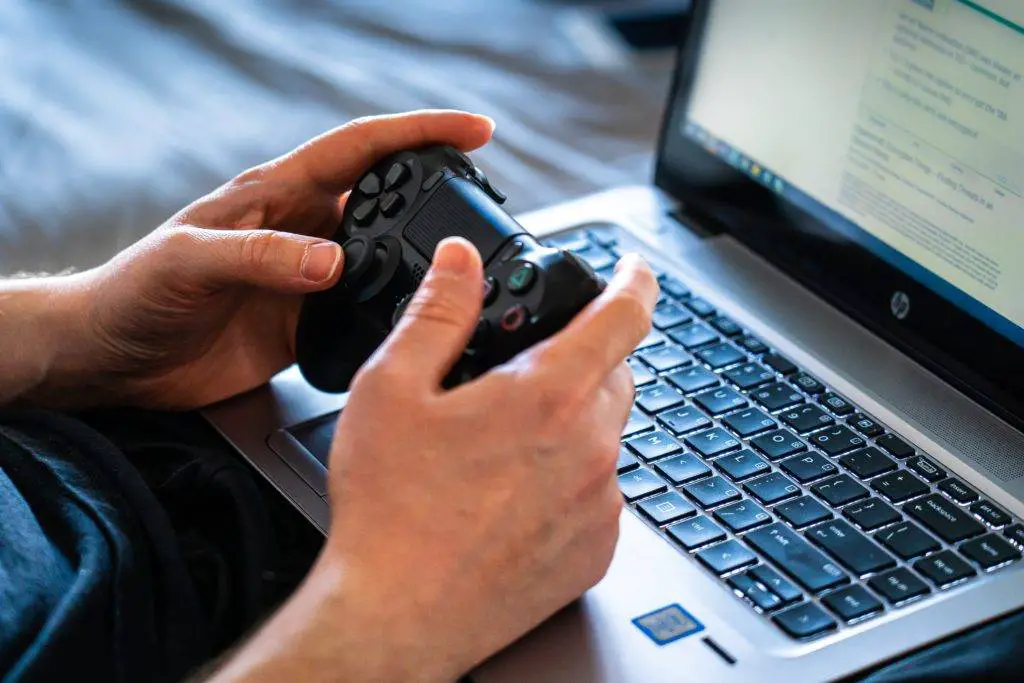 Gamepads can be connected to gaming laptops and enjoyed like regular consoles