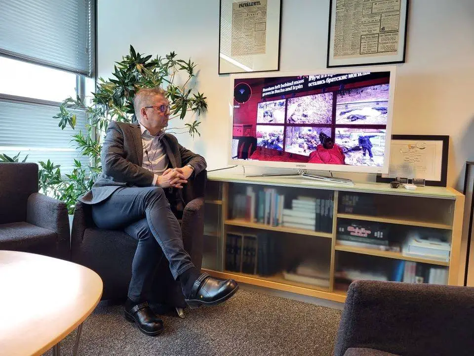 Helsingin Sanomat Editor-In-Chief Antero Mukka staring into the screen showing it strategy to get information to Russians. The strategy was unveiled during the world press freedom day celebration (Photo credit REUTERS/Anne Kauranen)