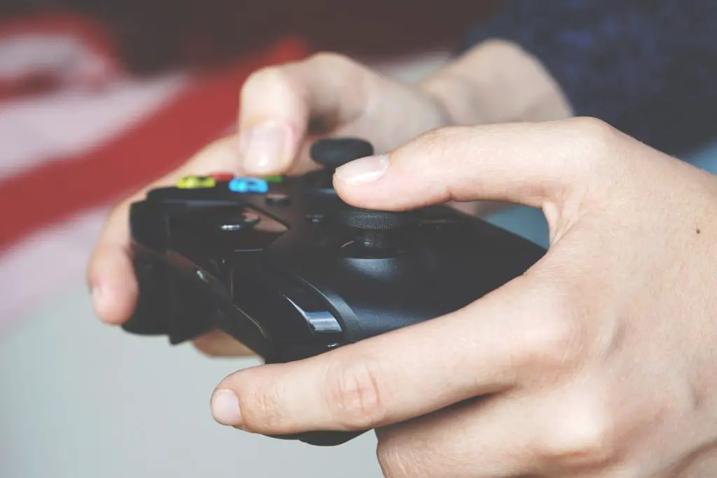 Gamer holding a Xbox controller (Photo credit: Anton Porsche)